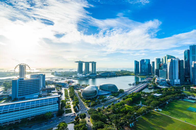 Panorama of Marina Bay in Singapore with Marina Bay Sands, the Esplanade and the financial district under a bright morning sky, heart of the Global Investor Programme